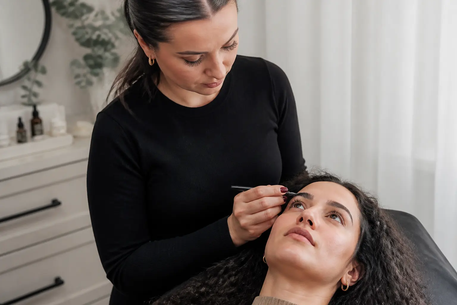 Supporting editorial photograph about brow lamination for curly and resistant hairs
